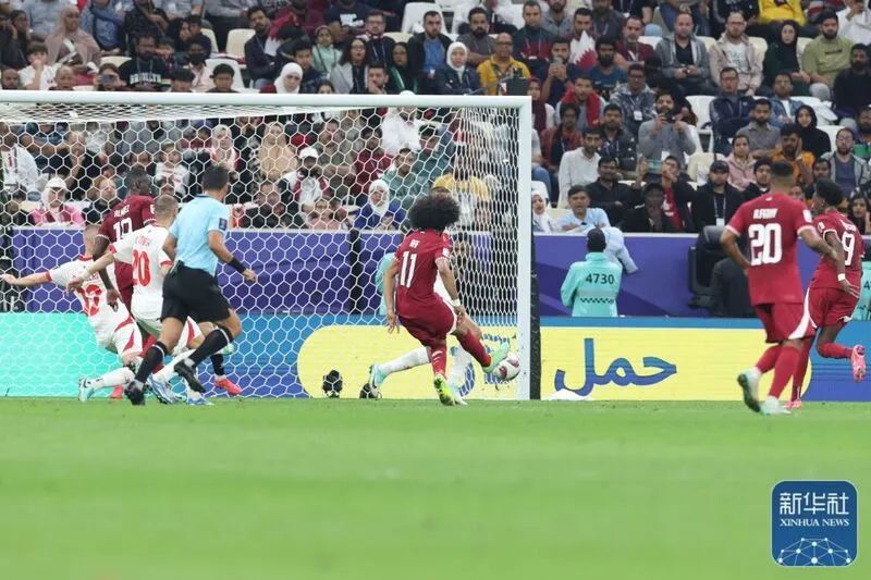 卡塔尔队球员阿克拉姆·阿菲夫（中）破门得分，攻入本届亚洲杯首粒进球。新华社记者 丁汀 摄