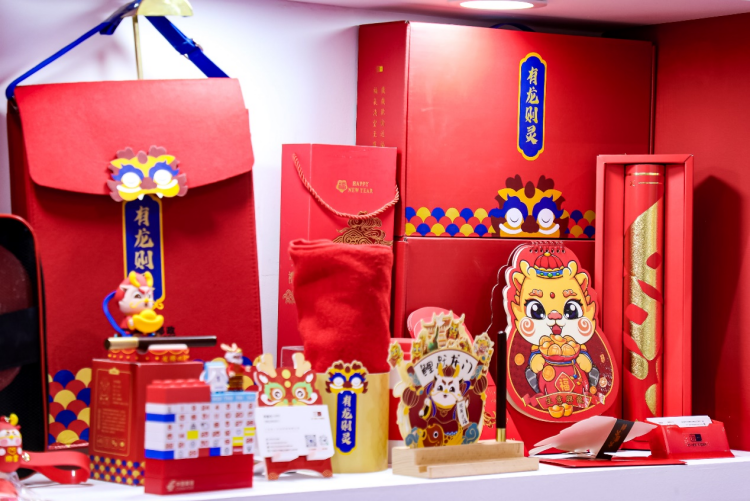 另一款名为玲珑御点的春节礼盒则包含25只造型、色彩和食材各异的美味点心